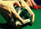 Las habilidades mágicas profesionales de la tecnología de la tarjeta dan una palmada al truco de cartas para los naipes