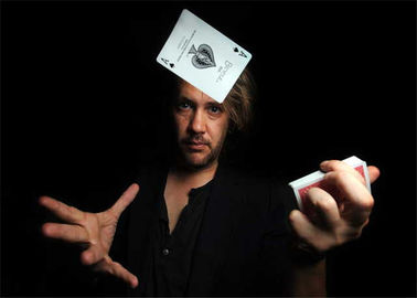 La tarjeta desaparece de habilidades y de técnicas mágicas del póker del truco de la cubierta