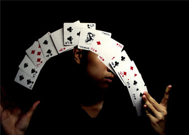 Habilidades mágicas y técnicas de los trucos de cartas de la tecnología/del póker de la tarjeta de los as del profesional cuatro
