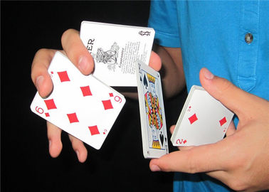 El oscilación asombroso cortó técnicas de control de la tarjeta/barajas del truco mágico