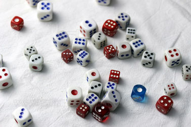 Los juegos coloridos del casino del plástico 8/10/12/14m m cortan en cuadritos para apostar el tramposo de los juegos